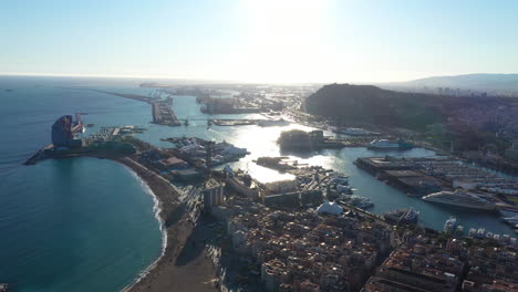 Hafen-Von-Barcelona,-Globale-Luftaufnahme,-Sonniger-Tag,-Spanien,-Gewerbe-Und-Freizeit